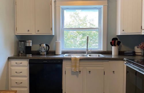 Burlington House | Beautiful 2 BR home, quiet, minutes from downtown