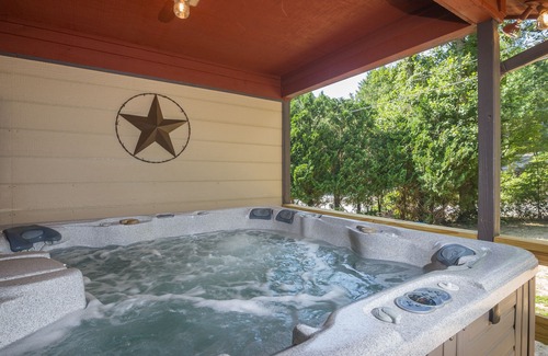 Gatlinburg - Pigeon Forge Cabin | Beautiful, 2 CreeksMeet, SuperFast Free WiFi, NFL Sunday, Arcade, Fishing&2Pools