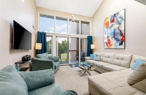 Acme Apartment | Beautiful 2BDR Loft Suite at Golf Course Condo 5549