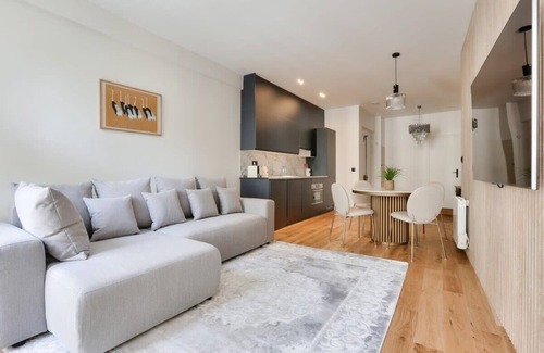 Quartier du Mail Apartment | Beautiful 2BR in City Center of Paris