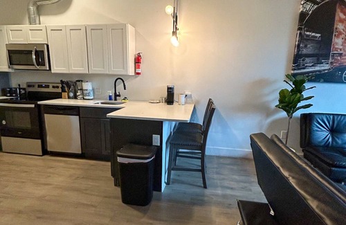 Elizabeth Apartment | Beautiful 2BR Next to Airport 8992