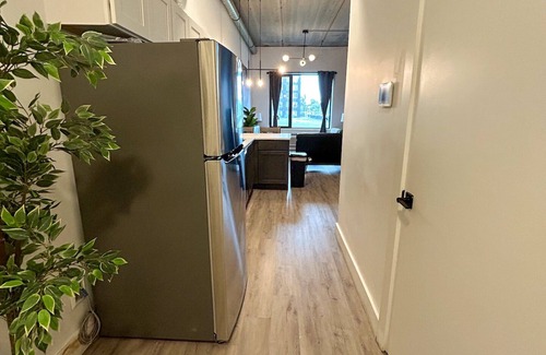 Elizabeth Apartment | Beautiful 2BR Next to Airport 8992