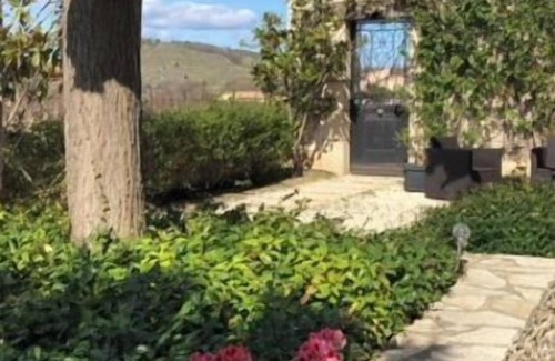Pouzolles Apartment | Beautiful 2nd floor apartment with swimming pool in the heart of the vineyards near Pézenas