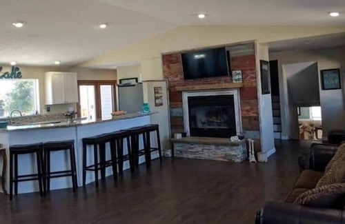 Holcomb House | Beautiful 3 Acre Retreat, Minutes from Rockford! Sleeps 21