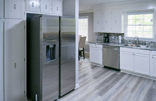 Columbia House | Beautiful 3 BD/2 BA Home with Ping-Pong, Arcade, Grill, and 2 Dining Rooms