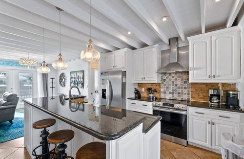 Villa Primera House | Beautiful 3 bd/2 bth, pet friendly home on Via De Luna w/beach access!