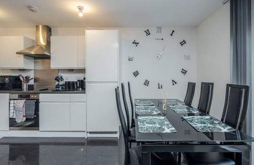 Brooklands Apartment | Beautiful 3-Bed Apartment in Romford