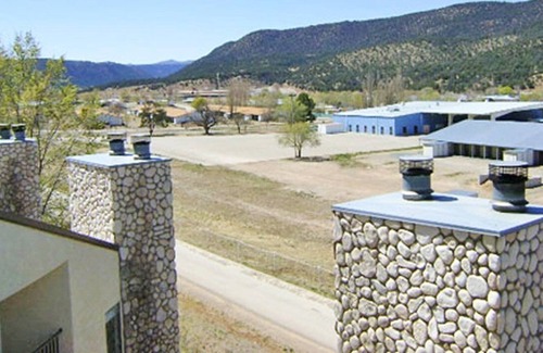 Ruidoso Downs Apartment | Beautiful 3 bedroom unit at resort, sleeps 8
