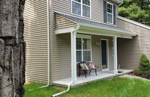 Bushkill House | Beautiful 3-bedroom house inside Saw Creek Estates near VIP pool