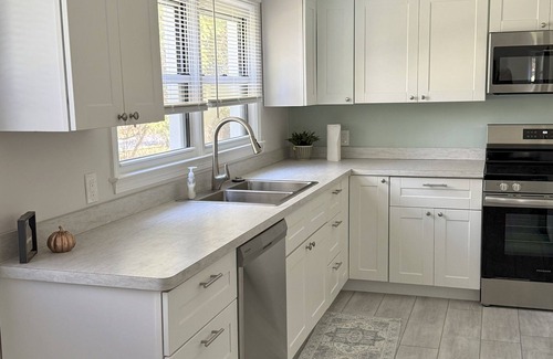 Bath House | Beautiful 3-bedroom house close to MSU and Downtown Lansing