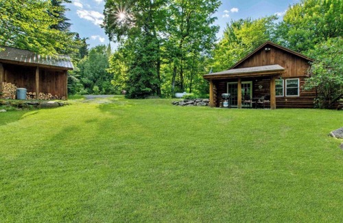 Pittsburg Cabin | Beautiful 3-bedroom log cabin in Pittsburg with snowmobile and ATV trail access.