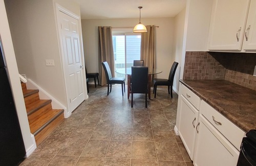 Southeast Calgary Apartment | Beautiful 3 bedroom main floor apartment