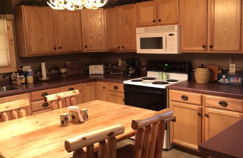 Friendship Cabin | Beautiful 3 Bedroom Getaway
