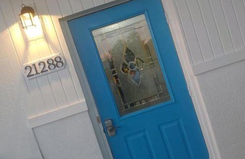 Edgewater House | Beautiful 3 bedroom waterfront home Blue Door