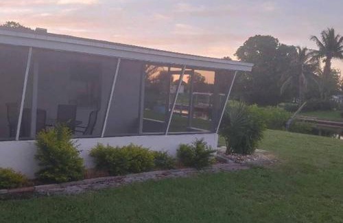 Edgewater House | Beautiful 3 bedroom waterfront home Blue Door
