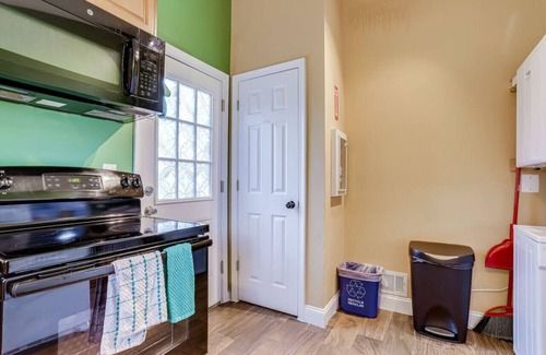 Alexandria West Apartment | Beautiful 3 bedrooms and 2 baths with free parking