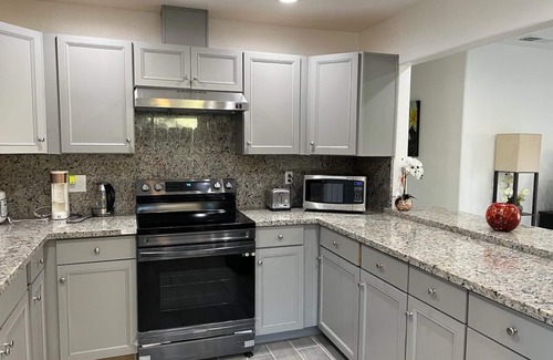 Fresno House | Beautiful 3 BR conveniently located near highway 41 & 99, restaurants, grocery