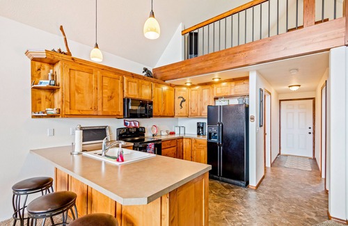 Sagle House | Beautiful 3-story home with lake/bay views, deck, grill, firepit & fireplace