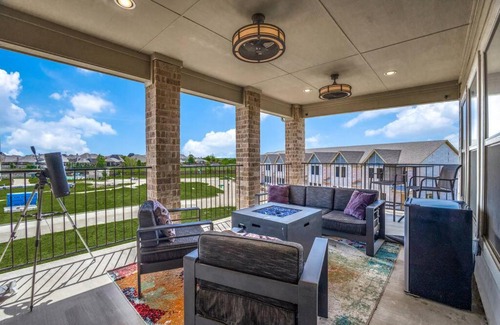 The Colony House | Beautiful 3 story luxury home close to the fun!