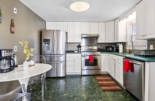 Waltham Apartment | Beautiful 3BD/1BA apartment W Parking 7337