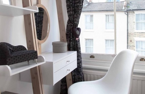 Junction Apartment | Beautiful 3BD Flat in Archway London