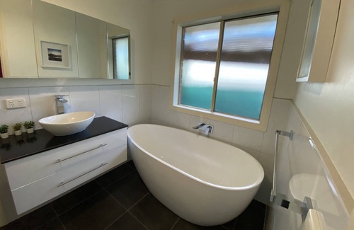 Bayswater House | Beautiful 3BR home in Great Bayswater Location.