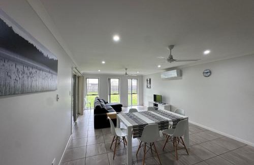 Ningi House | Beautiful 4 bdr house - Sandstone point, Bribie