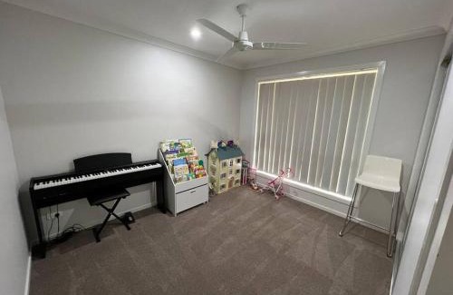 Ningi House | Beautiful 4 bdr house - Sandstone point, Bribie