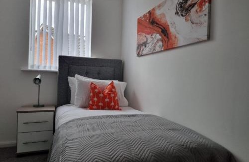 Manchester House | Beautiful 4 bed home, Sleeps 6, driveway parking, With sky & BT sports