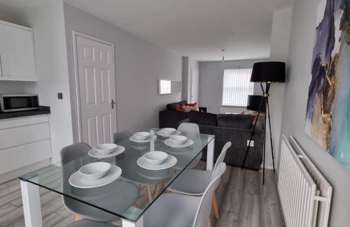 Manchester House | Beautiful 4 bed home, Sleeps 6, driveway parking, With sky & BT sports
