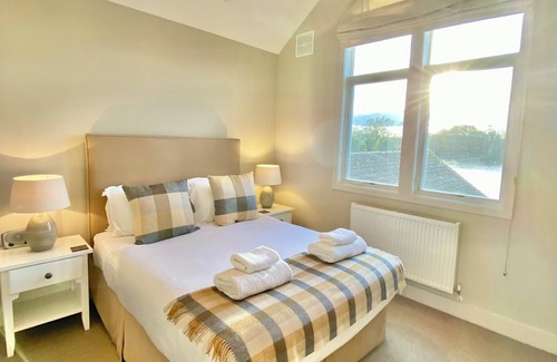 South Cerney Cabin | Beautiful 4 bed lakeside lodge in the Cotswolds. Private deck & STUNNING views