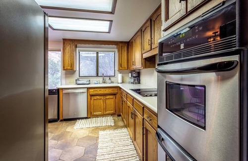 Three Rivers House | Beautiful 4-bedroom close to Sequoia Nat’l Park w/WiFi, Pool, Spa, Pet Friendly