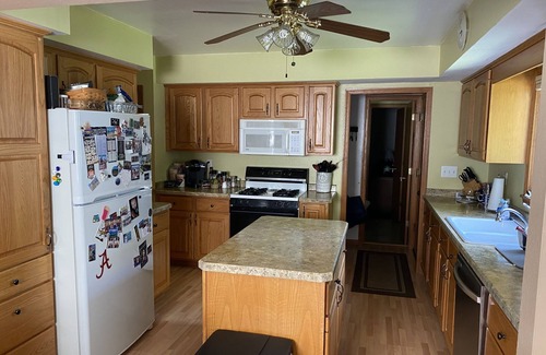 Glendale House | Beautiful 4 Bedroom 2.5 Bath with a pool table