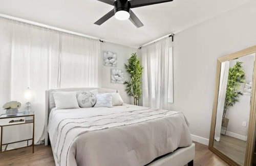 Paramount House | Beautiful 4 bedroom home with indoor fireplace