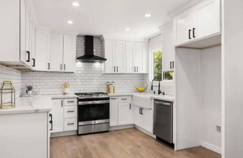 Paramount House | Beautiful 4 bedroom home with indoor fireplace