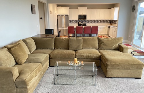 Ripon House | Beautiful 4 Bedroom Home with Gated Backyard Patio: Ripon