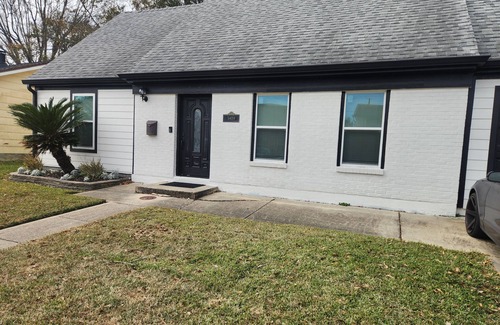 Kenner - Louis Armstrong International Airport House | Beautiful 4 bedroom House with AC, Game room , patio. Only 2min from airport