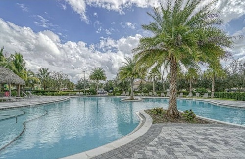 Rural Estates House | Beautiful 4 bedroom house with Private Pool, Spa and Club House!