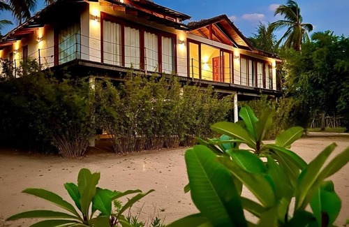 Koralai Pattu North House | Beautiful 4-bedroom villa in welcoming Pasikudah with AC, WiFi. Enjoy your stay