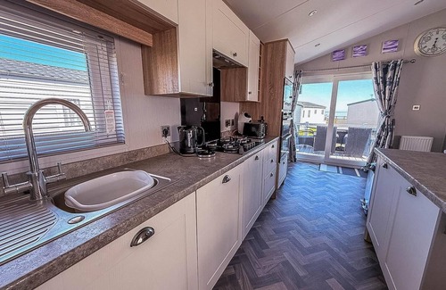 Pakefield Cabin | Beautiful 4 berth lodge with free WiFi at Pakefield Holiday Park ref 68019CR