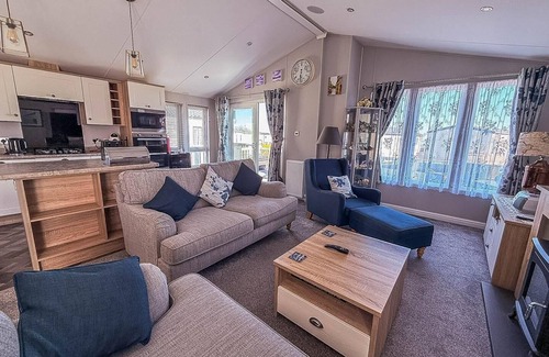 Pakefield Cabin | Beautiful 4 berth lodge with free WiFi at Pakefield Holiday Park ref 68019CR