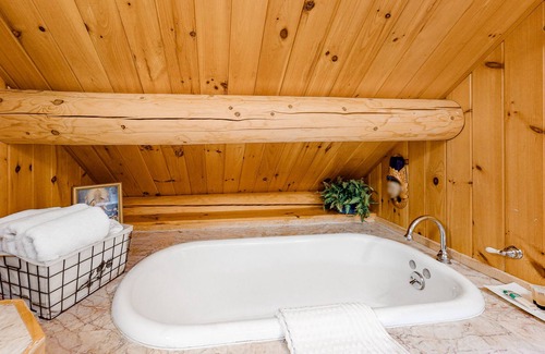 Boothbay Cottage | Beautiful 4-Cabin Waterfront Property w/ Beach, Dock, Kayaks, WiFi, Fireplaces