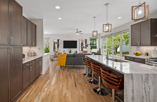 Edgehill House | Beautiful 4 Lvl, 4BR/4BA, Minutes to downtown, 4 King Beds each w/private bath.