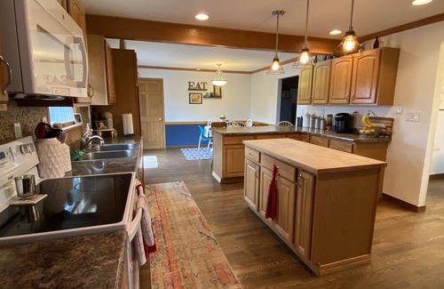 Oshkosh House | Beautiful 4br home located within blocks of EAA grounds!