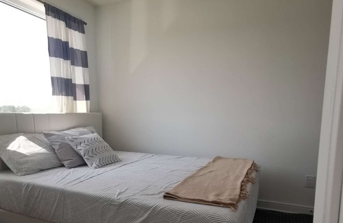 Barrie House | Beautiful 4brd-3bth Townhome 7 mins to Lakeshore