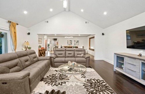 Fountain Valley House | Beautiful 5BR and 3BA, heated pool, golfing, BBQ villa near Disney and beaches