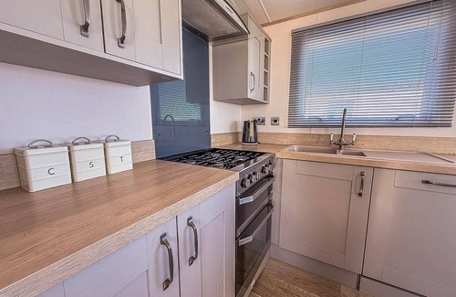 Pakefield House | Beautiful 6 berth caravan with full sea views for hire in Suffolk ref 68002CR
