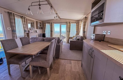 Pakefield House | Beautiful 6 berth caravan with full sea views for hire in Suffolk ref 68002CR