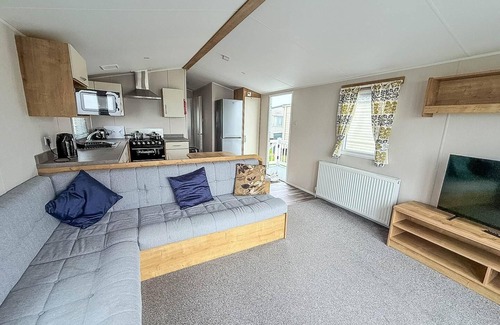 Pakefield House | Beautiful 6 berth caravan with stunning sea views in Suffolk ref 68029CR