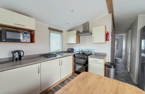 Pakefield House | Beautiful 6 berth caravan with stunning sea views in Suffolk ref 68029CR